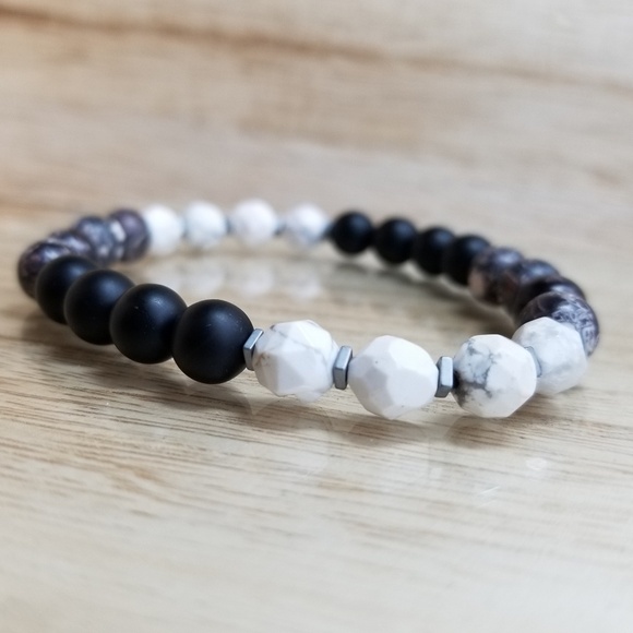 White & Black Howlite Beaded Bracelet - Picture 3 of 6